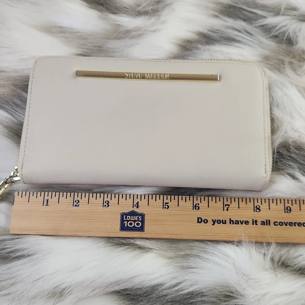 Steve Madden Cream Colored Wristlet Clutch Wallet. Size 8x5